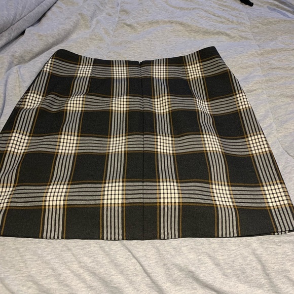 Skirt from Aritzia, size 6 with slits - Picture 2 of 3